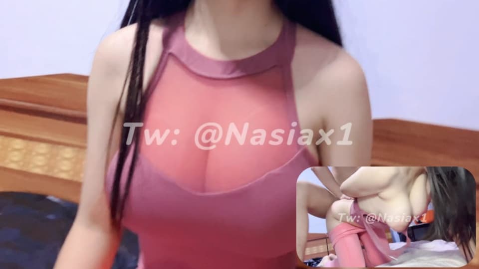 18岁大一F杯巨乳美少女Nasiax1粉色健身服